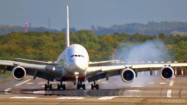 З'явилося відео унікальної посадки літака "дрифтом" під час урагану Ксав'єр. Приземлення відбулося в аеропорту Дюссельдорфа.