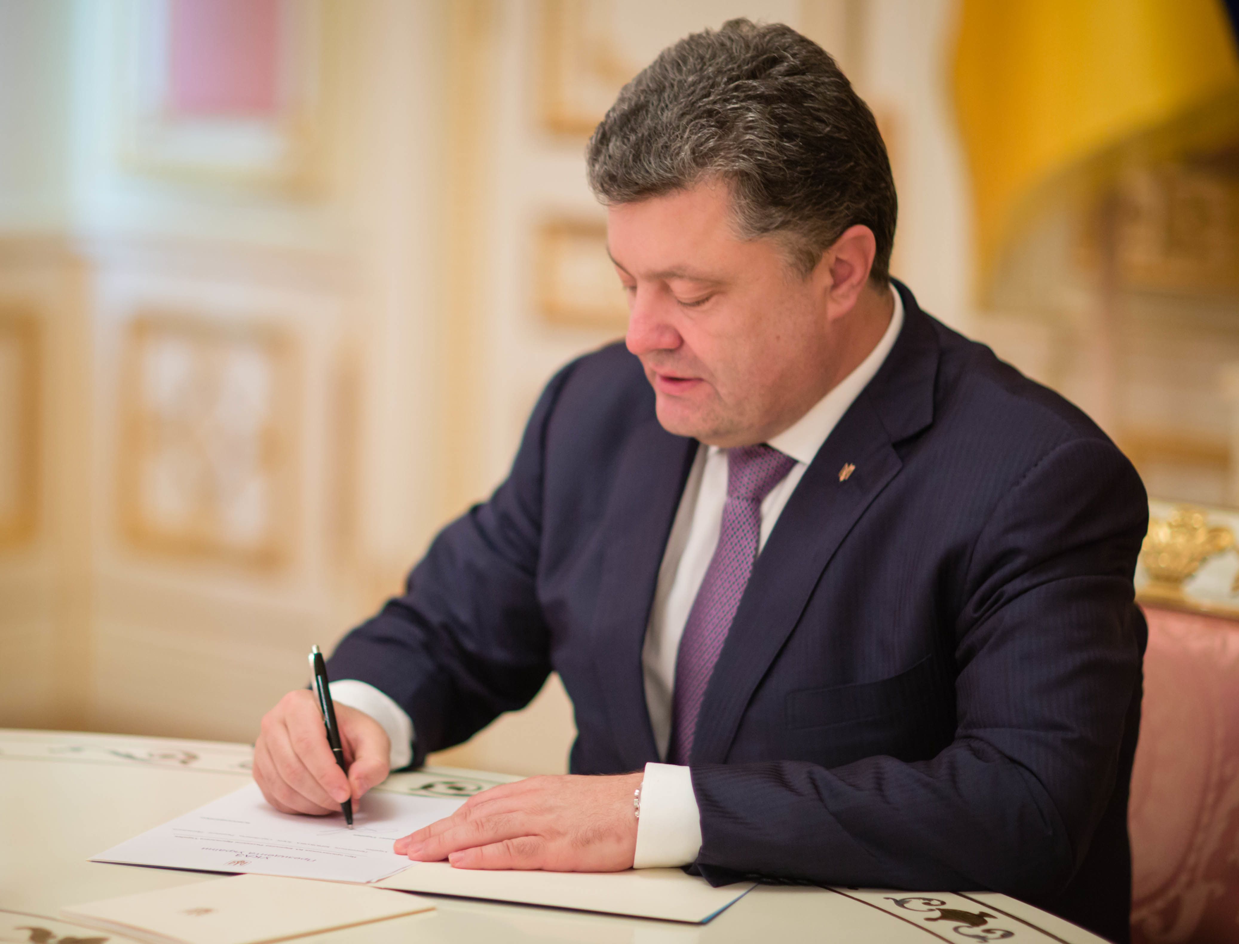 Порошенко підписав закон про особливий статус ОРДЛО. Суверенітет України поширюється на всю її територію, яка в межах міжнародно визнаного кордону є цілісною і недоторканною.