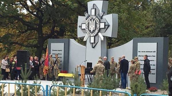 Вандали осквернили пам'ятник загиблим бійцям АТО – волонтер. Пам'ятник облили фарбою і розписали написами, що прославляють "ДНР".