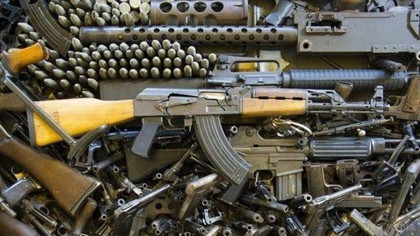 У Києві вилучили величезний арсенал автоматів, пістолетів і гранат. Вилучену зброю правоохоронці направили на проведення експертного дослідження.