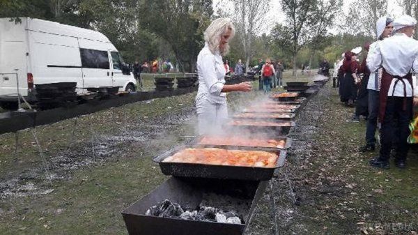 У Запоріжжі встановлено рекорд України по голубцях. Приготовану страву роздавали безкоштовно всім бажаючим.