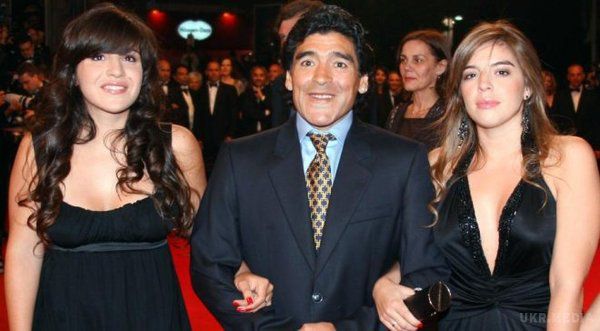 Відомий футболіст може подати до суду на своїх доньок. Легенда збірної Аргентини Дієго Марадона звинувачує своїх доньок у крадіжці солідної суми.