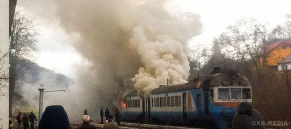 На ходу загорівся поїзд "Миколаїв-Київ". Пасажирів перших двох вагонів висадили через сильне задимлення.