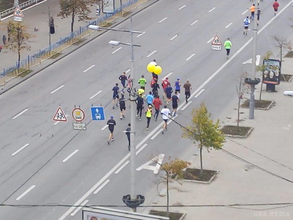 На Міжнародному марафоні в Києві помер чоловік. Чоловікові стало зле і медики не змогли його врятувати.