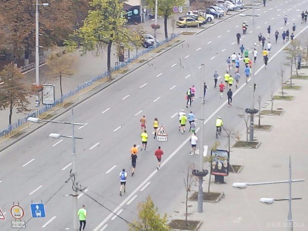 На Міжнародному марафоні в Києві помер чоловік. Чоловікові стало зле і медики не змогли його врятувати.