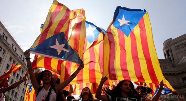 У Каталонії протестують проти незалежності. Демонстранти скандують Каталонія - Іспанія і закликають відправити у в язницю президента Каталонії Карлеса Пучдемона.