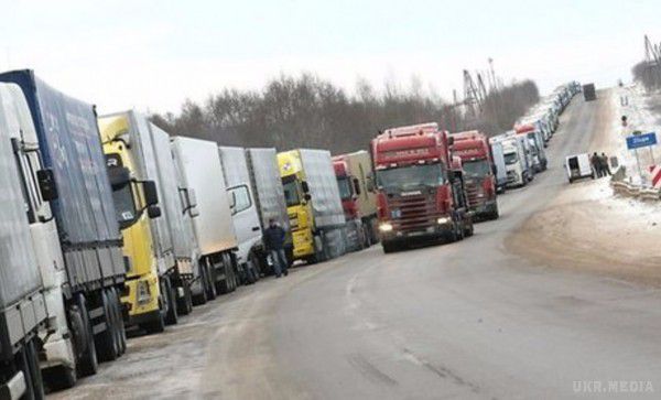 Понад 900 вантажівок не можуть перетнути кордон між Литвою і Білорусією.  Причиною для такої черги стали неполадки на пропускних пунктах Литви.