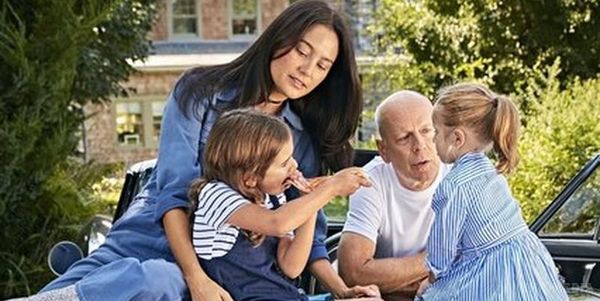 Голлівудський актор Брюс Вілліс показав, як живе з молодою дружиною і дітьми (фото). 62-річний голлівудський актор знявся в милій сімейній фотосесії.