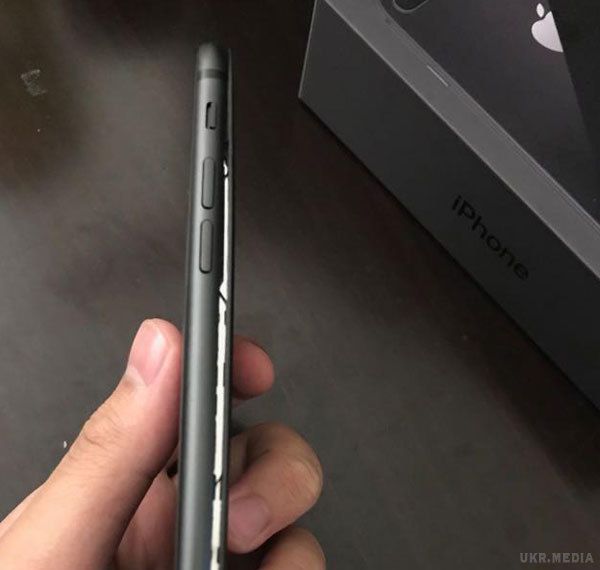 Користувачі нового iPhone 8 Plus скаржаться, що батареї здуваються (фото). У всіх випадках разбухающий акумулятор призводить до порушення цілісності корпусу.