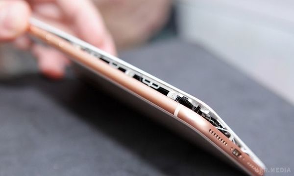 Користувачі нового iPhone 8 Plus скаржаться, що батареї здуваються (фото). У всіх випадках разбухающий акумулятор призводить до порушення цілісності корпусу.