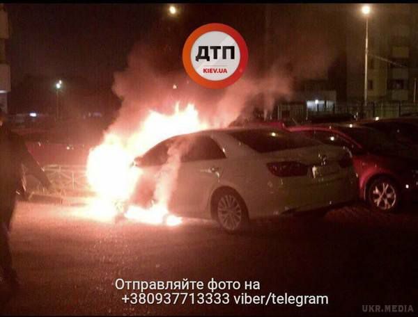 У Києві на Позняках згоріли три авто. У Києві на Позняках , у дворі будинку по вулиці Анни Ахматової, горить автомобіль Toyota Camry.