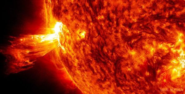 Сонце вдарило по Меркурію. Магнітні поля поблизу західного краю диска Сонця перезамкнулись і вибухнули, направивши корональний викид маси в космос у напрямку до Меркурія.