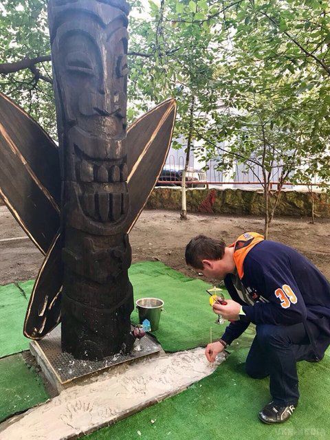 У Києві увічнили бога серфінгістів. В українській столиці з'явилася копія гавайського пам'ятника.