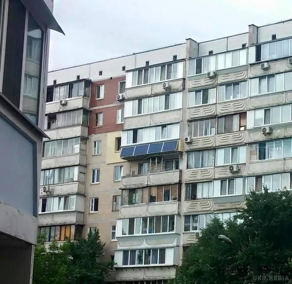 Українці почали встановлювати сонячні батареї на балконах. Сонячні панелі обійшлися родині з Чернігова в тисячу доларів, а окупилися за чотири роки.