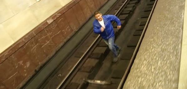 Якщо людина впала на рейки в метро: рекомендація, яка врятує життя!. Ніколи не знаєш, що може статися! Яким чином люди падають на рейки в метро? 