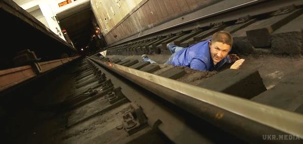 Якщо людина впала на рейки в метро: рекомендація, яка врятує життя!. Ніколи не знаєш, що може статися! Яким чином люди падають на рейки в метро? 