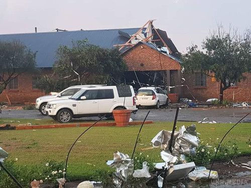 Торнадо в ПАР (фото). Спалах торнадо 9 жовтня 2017 в ПАР налічує не менше 6 смерчів. 