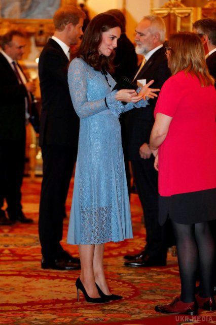 Кейт Міддлтон вперше з'явилася на публіці після оголошення про третю вагітність. Герцогиня Кембриджська Кейт Міддлтон разом із принцами Вільямом і Гаррі влаштували прийом у Букінгемському палаці.