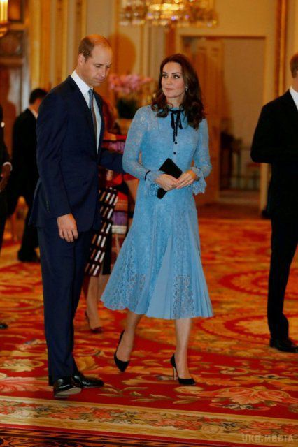 Кейт Міддлтон вперше з'явилася на публіці після оголошення про третю вагітність. Герцогиня Кембриджська Кейт Міддлтон разом із принцами Вільямом і Гаррі влаштували прийом у Букінгемському палаці.