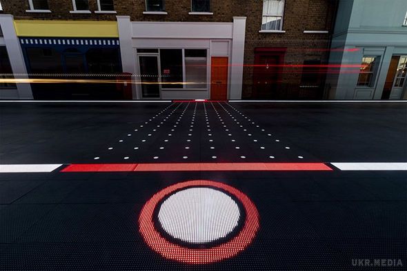 У Лондоні показали "розумну" зебру для пішоходів і водіїв. У Лондоні представили прототип «розумної зебри» для водіїв і пішоходів.