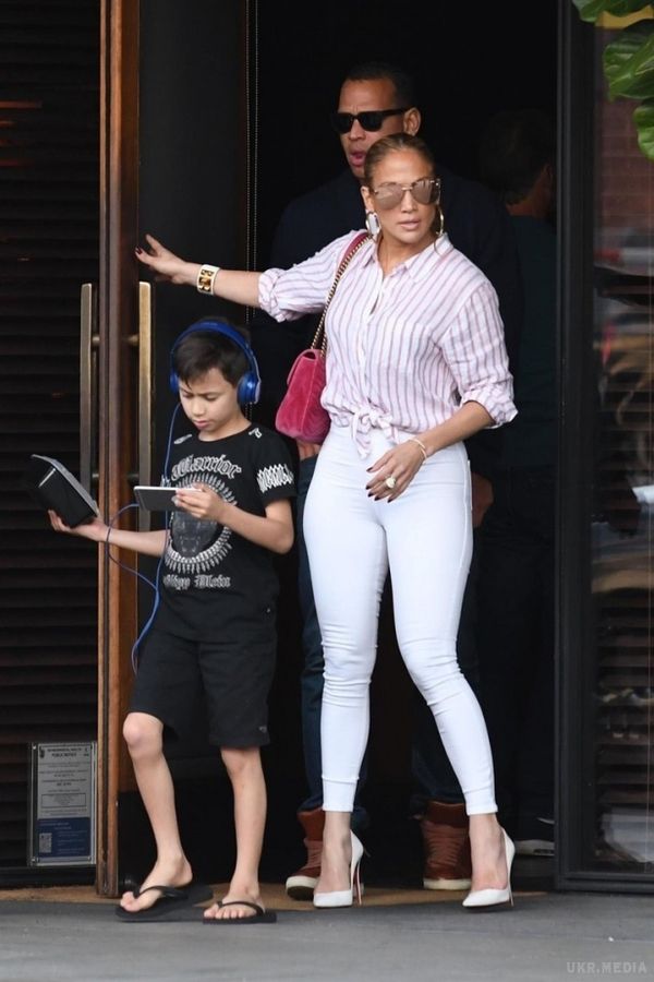 Дженніфер Лопес похвалилася шикарними формами. Дженніфер Лопес в білих джинсах показала такі форми, яким позаздрить сама Кім Кардашьян.