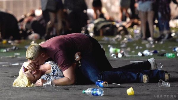 Знімок з Лас-Вегаса, який облетів весь Інтернет. Ось яку трагедію приховує це несамовите фото.. Справжній чоловік.