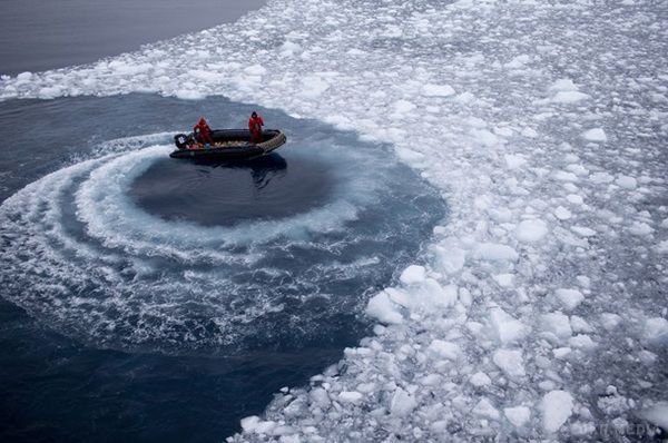 В Антарктиді з'явилася загадкова гігантська діра. На даний момент учені не можуть пояснити походження цієї діри.