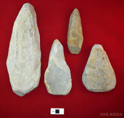Знайдено таємничі кам'яні знаряддя епохи Бронзового століття. Археологічна група Clwydian Range (CRAG), яка веде розкопки на місці поселення бронзового століття в Сполученому Королівстві, виявила незвичайну колекцію кам'яних інструментів, які відрізняються від знайдених раніше.