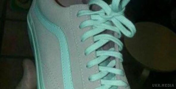 В мережі розгорілася неабияка суперечка: якого кольору кросівки. Дівчата, що ви бачите? Будь ласка, скажіть, це рожевий чи білий.
