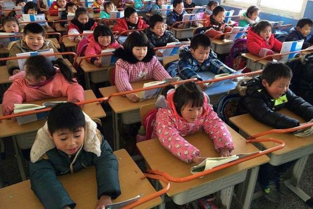 Таким нехитрим способом в школах Китаю зберігають поставу дітей. Ніхто не просить дітей сидіти правильно – по-іншому не вийде
