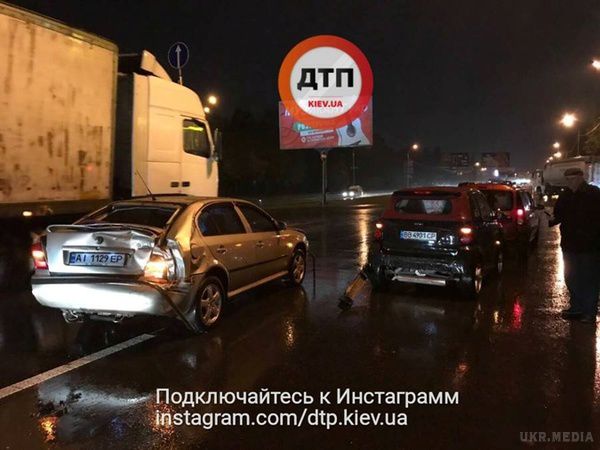 Ведучий Орел і решка потрапив в Києві в аварію. Фура Iveco врізалася відразу в 3 легкових авто. ДТП сталося на вулиці Богатирській.