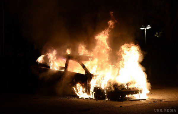 У Харкові влаштували ніч палаючих авто, постраждав екс-прокурор. В результаті підпалу вогнем були знищені чотири розкішних авто.