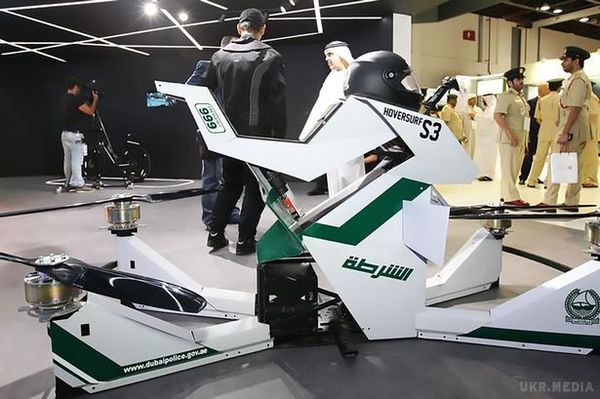У Дубаї поліцейські пересіли на літаючі мотоцикли. Також він може перебувати в повітрі протягом 25 хвилин та перенести до 300 кілограмів ваги зі швидкістю 70 км/год.
