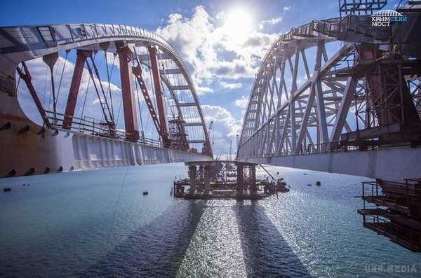 У Мережі з'явилися свіжі фото Керченського мосту. Сьогодні завершили закріпні роботи.