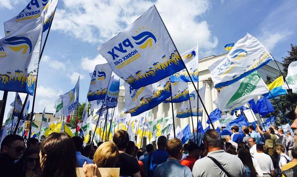 У Києві затримали активістів Саакашвілі за роздачу листівок перед мітингом 17 жовтня. Їх затримали за "Дії, спрямовані на насильницьку зміну чи повалення конституційного ладу або на захоплення державної влади".