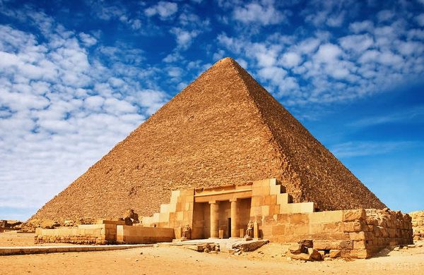Нарешті розкрито таємницю єдиного з Семи чудес світу, що збереглося до наших днів. Піраміді Хеопса -- понад 4500 років, і весь цей час науковцям не давав спокою секрет її зведення. 
