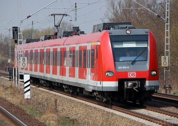 «Укрзалізниця» планує закупити у німців 100 вживаних потягів. Міністр інфраструктури України Володимир Омелян повідомив, що на нові поїзди в «Укрзалізниці» коштів немає