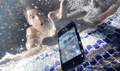 Що робити, коли ваш телефон впав у воду. Якщо ваш смартфон впав у воду, не поспішайте його викидати або бігти в майстерню,