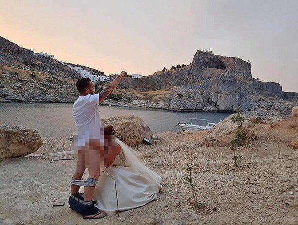 Подружжя піддалися оральнійм утіхам біля храму в Греції. Весільне фото із статевим актом у храму в Греції викликало великий скандал.