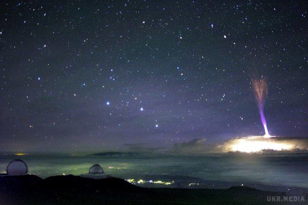 Астрономам вдалося зняти рідкісний вид блискавки "Гігантський джет" (відео). Потужна блискавка вдарила в гори Мауна-Кеа.