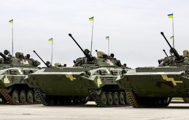 Україна вперше з 2014 року почала формувати оперативний резерв військової техніки - Порошенко. У цьому році на озброєння прийняли нові зразки озброєння, зокрема, переносний ракетний комплекс "Корсар", броньований автомобіль "Козак-2" автомат "Вулкан". 
