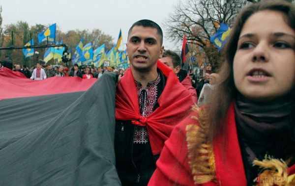 У Києві проходить Марш слави героїв. Марш націоналістів проходить на честь Дня захисника України та 75-річчя УПА.
