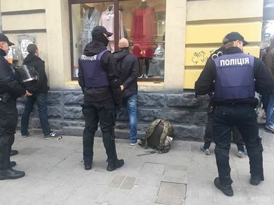 У Львові затримали 50 озброєних чоловіків. Зараз правоохоронці встановлюють особи громадян і проводять першочергові заходи.