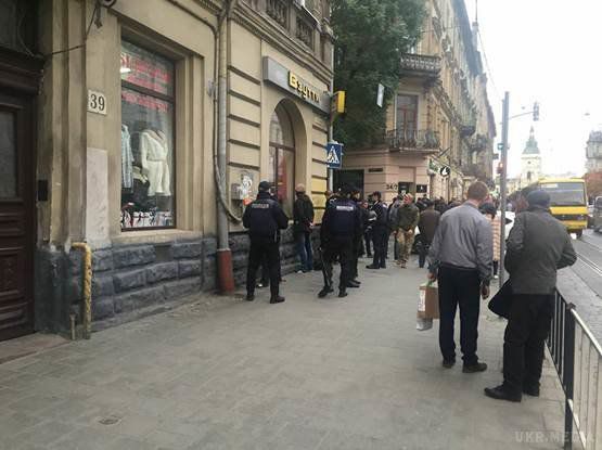 У Львові затримали 50 озброєних чоловіків. Зараз правоохоронці встановлюють особи громадян і проводять першочергові заходи.