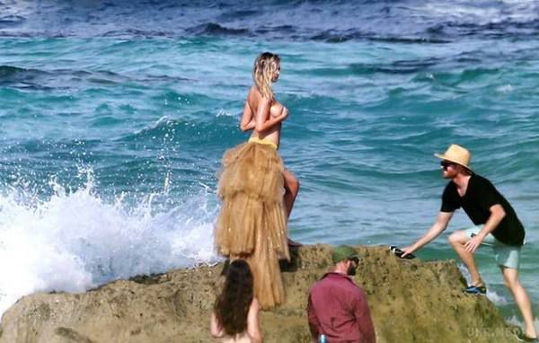 Голу американську модель і актрису Кейт Аптон змило хвилею під час зйомок для глянцю(фото). Відому актрису Кейт Аптон смисло хвилею з кручі під час зйомок для журналу Sports Illustrated, 
