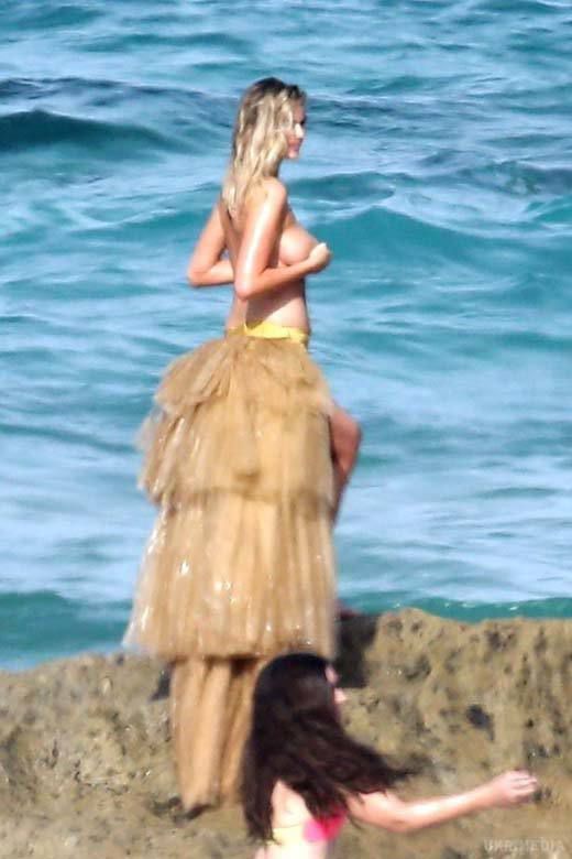 Голу американську модель і актрису Кейт Аптон змило хвилею під час зйомок для глянцю(фото). Відому актрису Кейт Аптон смисло хвилею з кручі під час зйомок для журналу Sports Illustrated, 