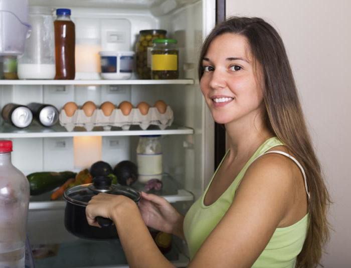 Чи можна ставити гарячі страви в холодильник?. Відповідає експерт з холодильних систем.
