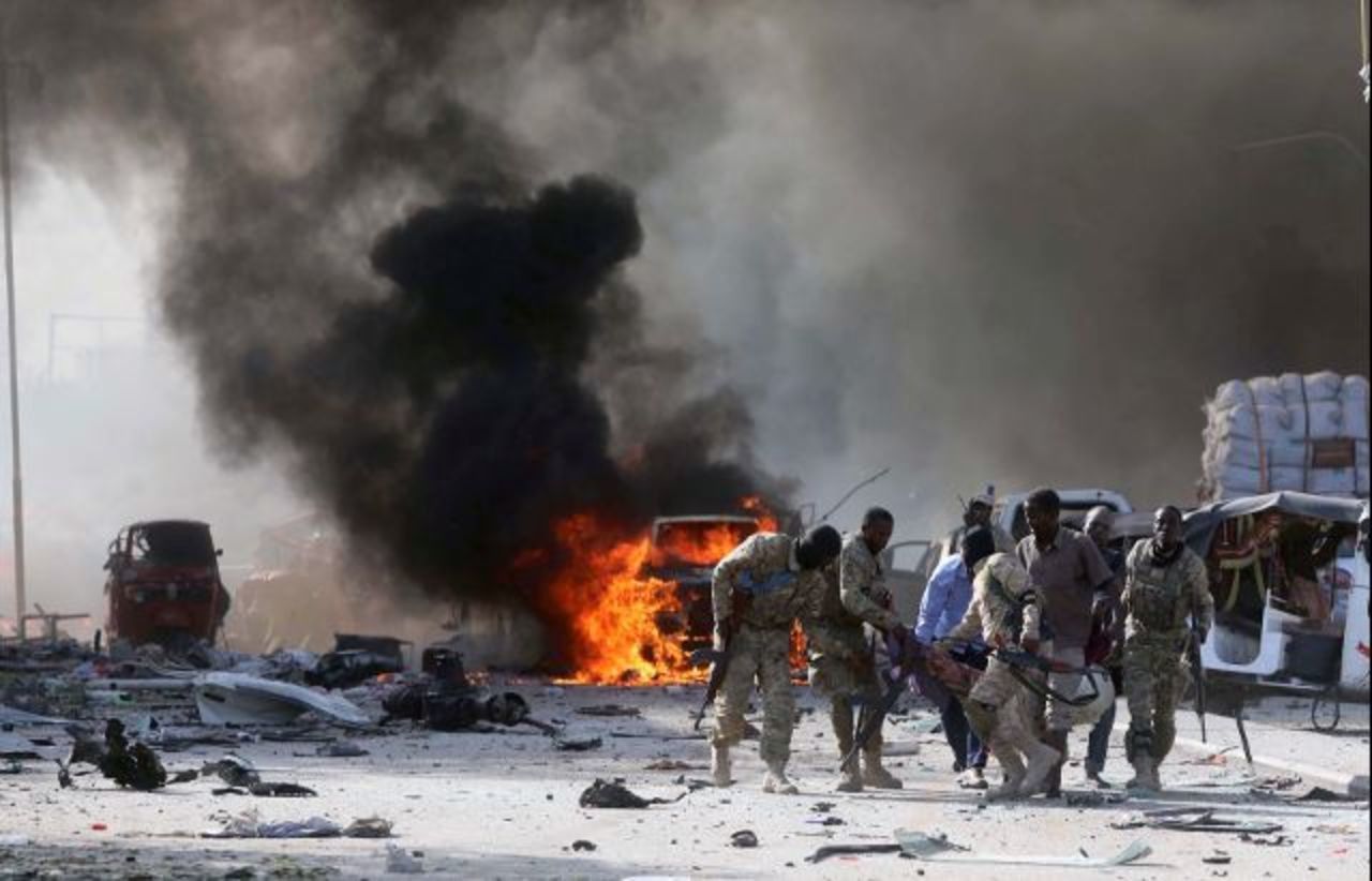 Кількість жертв подвійного теракту в Сомалі збільшилася. В Могадішо в результаті вибуху вибухівки у двох автомобілях загинули 85 людей.