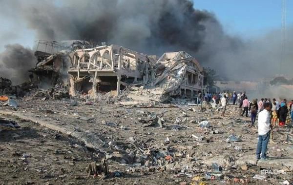 Кількість жертв подвійного теракту в Сомалі збільшилася. В Могадішо в результаті вибуху вибухівки у двох автомобілях загинули 85 людей.