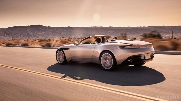 Aston Martin DB11 зробили кабріолетом (фото). Компанія Aston Martin представила відкриту версію спорткара DB11 з приставкою Volante в назві, опускающимся за 14 секунд м'яким верхом і турбованим двигуном Mercedes-AMG. 